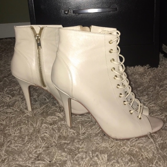 Steve Madden Gladly Lace up Heel booties Bone - Picture 1 of 5